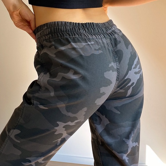 Alix Camo Joggers Aritzia - Picture 2 of 4